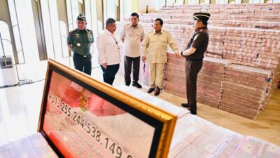 Presiden Prabowo Subianto menyaksikan secara langsung penyerahan uang pengganti kerugian negara sebesar Rp13.255.244.538.149,00 dalam perkara tindak pidana korupsi pemberian fasilitas ekspor Crude Palm Oil (CPO) dan turunannya, dari Kejaksaan Agung kepada Kementerian Keuangan di Gedung Utama Kompleks Kejaksaan Agung RI, Jakarta, pada Senin, 20 Oktober 2025. Foto: BPMI Setpres/Laily Rachev