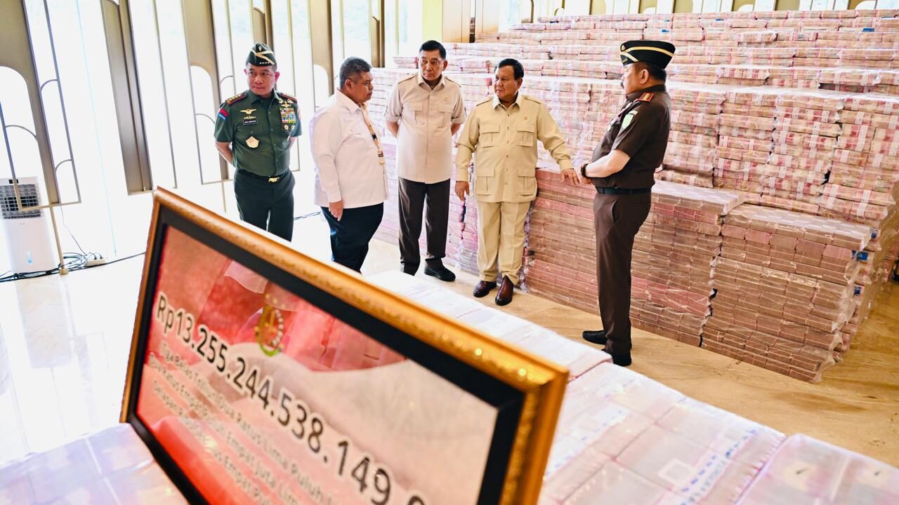 Presiden Prabowo Subianto menyaksikan secara langsung penyerahan uang pengganti kerugian negara sebesar Rp13.255.244.538.149,00 dalam perkara tindak pidana korupsi pemberian fasilitas ekspor Crude Palm Oil (CPO) dan turunannya, dari Kejaksaan Agung kepada Kementerian Keuangan di Gedung Utama Kompleks Kejaksaan Agung RI, Jakarta, pada Senin, 20 Oktober 2025. Foto: BPMI Setpres/Laily Rachev
