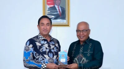 Ketua Umum PWI Pusat Akhmad Munir (kanan) saat silaturahim bersama Kepala BNN RI Komjen Pol. Suyudi Ario Seto (kiri) di Jakarta, Senin (20/10/2025). ANTARA/HO-Persatuan Wartawan Indonesia Pusat