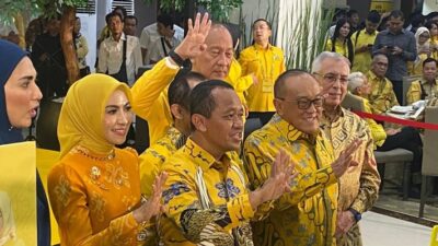 Ketua Umum Partai Golkar Bahlil Lahadalia (tengah) di Kantor DPP Partai Golkar, Slipi, Jakarta Barat pada Senin malam, 20 Oktober 2025. (Foto: RMOL/Faisal Aristama)