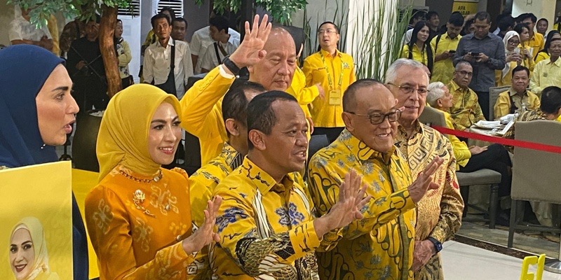 Ketua Umum Partai Golkar Bahlil Lahadalia (tengah) di Kantor DPP Partai Golkar, Slipi, Jakarta Barat pada Senin malam, 20 Oktober 2025. (Foto: RMOL/Faisal Aristama)