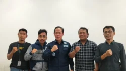 Menteri Lingkungan Hidup Hanif Faisol Nurofiq (tengah) bersama para jurnalis yang menjadi korban kekerasan di Kota Serang, Jumat (22/8/2025). (ANTARA/HO-PWI Serang Raya)