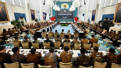 Presiden Prabowo Subianto bersama Wakil Presiden Gibran Rakabuming memimpin Sidang Kabinet Paripurna dalam rangka memperingati satu tahun pemerintahan Kabinet Merah Putih di Istana Negara, Jakarta, pada Senin, 20 Oktober 2025. Foto: BPMI Setpres/Cahyo