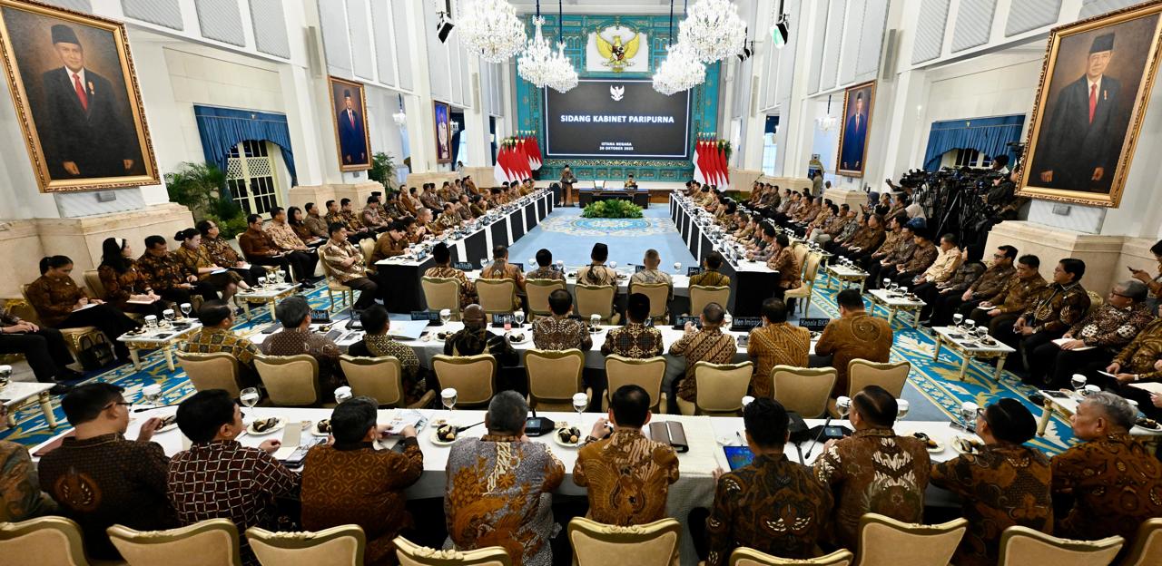 Presiden Prabowo Subianto bersama Wakil Presiden Gibran Rakabuming memimpin Sidang Kabinet Paripurna dalam rangka memperingati satu tahun pemerintahan Kabinet Merah Putih di Istana Negara, Jakarta, pada Senin, 20 Oktober 2025. Foto: BPMI Setpres/Cahyo