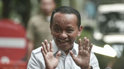 Relawan Pilar 08 mengadukan sejumlah akun media sosial (medsos) yang menyebarkan meme dengan konten Menteri ESDM Bahlil Lahadalia ke Bareskrim Polri. (ANTARA FOTO/FAH)