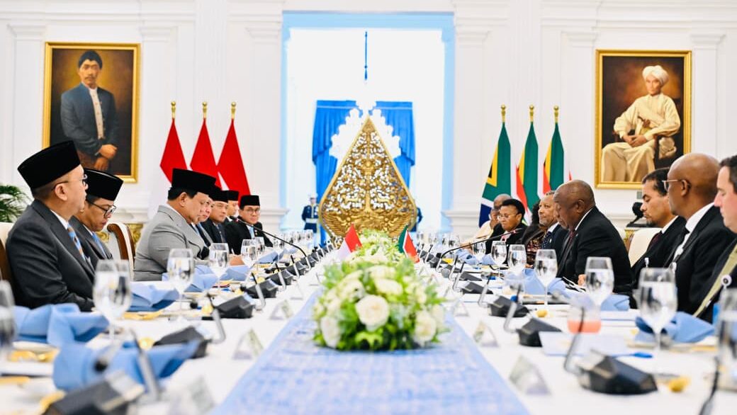 Presiden Republik Indonesia Prabowo Subianto dan Presiden Republik Afrika Selatan Matamela Cyril Ramaphosa menggelar pertemuan bilateral yang berlangsung dalam format working lunch bersama delegasi masing-masing di Istana Merdeka, Jakarta, pada Rabu, 22 Oktober 2025. /JURNALOKA/ Foto: BPMI Setpres/Laily Rachev