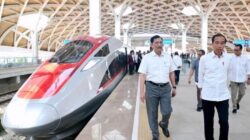 Luhut Binsar Pandjaitan dan Mantan Presiden RI Joko Widodo di depan Kereta Cepat. (Foto: KAI)