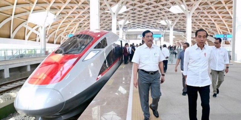 Luhut Binsar Pandjaitan dan Mantan Presiden RI Joko Widodo di depan Kereta Cepat. (Foto: KAI)
