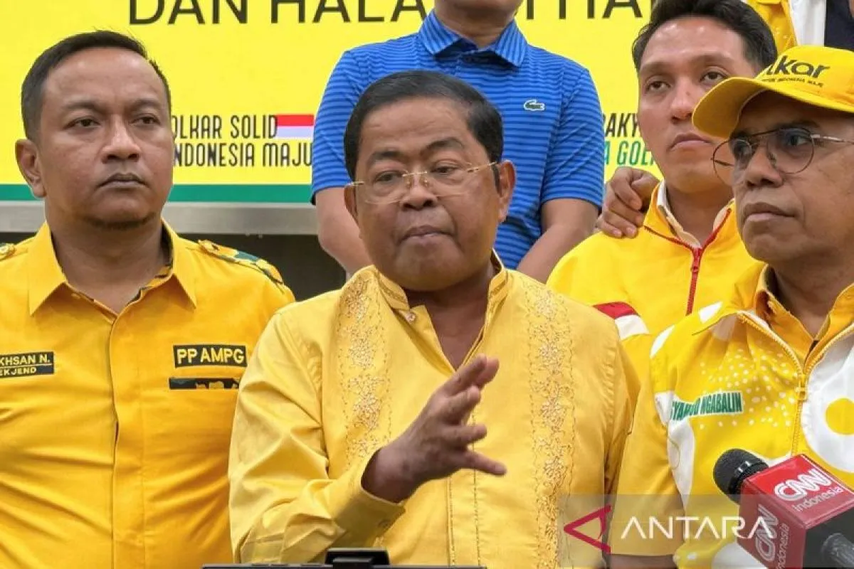Wakil Ketua Umum Dewan Pimpinan Pusat (DPP) Partai Golkar Idrus Marham (tengah). ANTARA/HO-Partai Golkar/pri.
