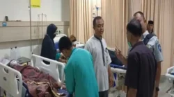 Petugas medis Rumah Sakit Islam Al Ikhlas Pemalang sedang melakukan perawatan, para korban kecelakaan maut bus terguling di pintu keluar Tol Gandulan, Kabupaten Pemalang, Sabtu (25/10/2025). (ANTARA/HO-Humas Polres Pemalang)