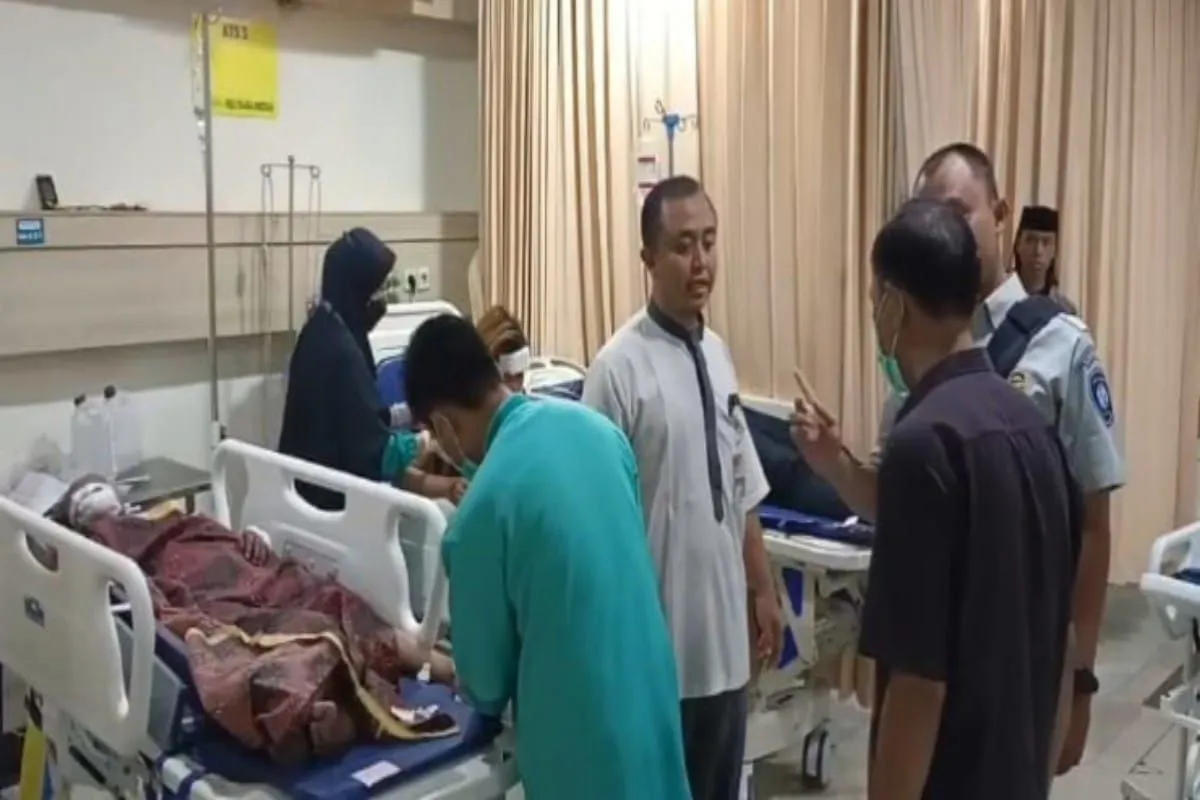 Petugas medis Rumah Sakit Islam Al Ikhlas Pemalang sedang melakukan perawatan, para korban kecelakaan maut bus terguling di pintu keluar Tol Gandulan, Kabupaten Pemalang, Sabtu (25/10/2025). (ANTARA/HO-Humas Polres Pemalang)