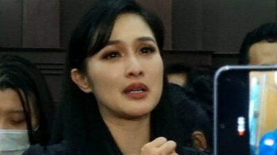 Tangis pilu Sandra Dewi, seluruh hartanya yang disita Kejaksaan Agung tidak cukup untuk membayar uang pengganti Harvey Moeis Rp 420 miliar. Total aset dan harta yang disita dari aktris Sandra Dewi disebut belum cukup untuk membayar uang pengganti Harvey Moeis yang berjumlah Rp 420 miliar. Hal ini disampaikan oleh penyidik Kejaksaan Agung, Max Jefferson, saat diperiksa sebagai saksi dalam sidang keberatan terhadap penyitaan aset yang diajukan oleh Sandra dalam sidang di Pengadilan Negeri Jakarta Pusat, Jumat (24/10/2025). (Tribunnews.com)