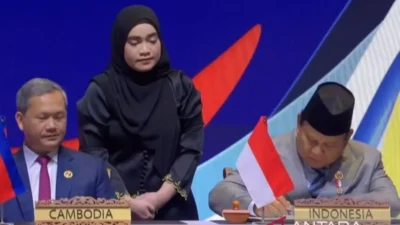 Tangkapan layar - Presiden RI Prabowo Subianto menandatangani Declaration on the Admission of Timor-Leste into ASEAN (Deklarasi Penerimaan Timor Leste ke dalam ASEAN) pada upacara pembukaan Konferensi Tingkat Tinggi (KTT) ASEAN ke-47 di Kuala Lumpur Convention Centre (KLCC), Malaysia, Minggu (26/10/2025). ANTARA/Fathur Rochman.