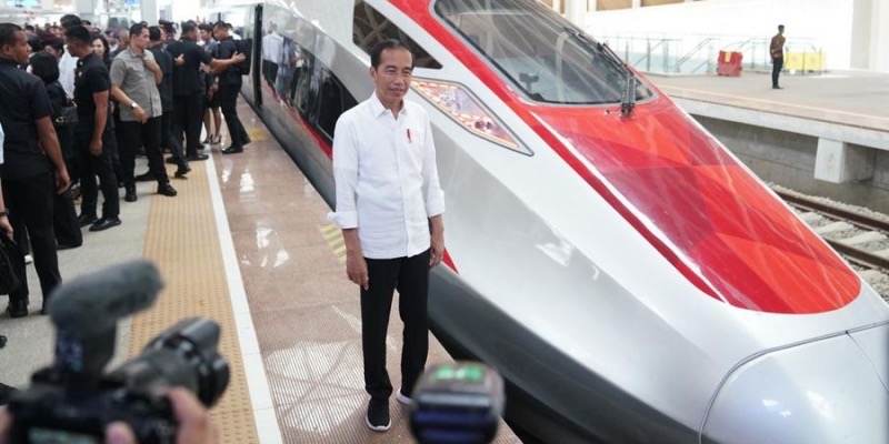Mantan Presiden Joko Widodo di depan kereta cepat Whoosh. (Foto: PT KAI)-/JURNALOKA/HO-RMOL.ID