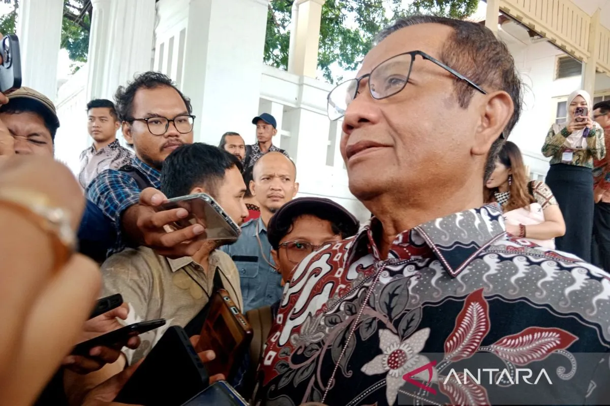 Mantan Menteri Koordinator Bidang Politik, Hukum, dan Keamanan Mahfud MD saat ditemui di Kompleks Sasana Hinggil Dwi Abad, Alun-alun Selatan, Kota Yogyakarta, Minggu (26/10/2025). /JURNALOKA/ HO-ANTARA/Luqman Hakim