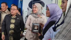 Wakil Ketua Komisi VII DPR RI Chusnunia Chalim (tengah) menyerahkan cendera mata kepada pelaku UKM di Banda Aceh, Kamis (23/10/2025). ANTARA/M Haris SA