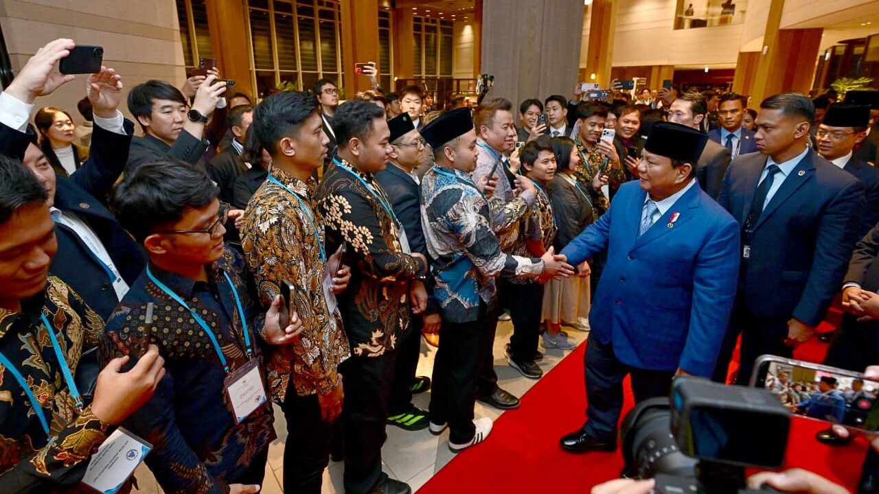 Presiden Republik Indonesia Prabowo Subianto disambut diaspora Indonesia di hotel tempat Presiden bermalam di Kota Gyeongju, Republik Korea, Kamis malam, 30 Oktober 2025. Foto: BPMI Setpres/Muchlis Jr
