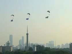 Aksi Spektakuler Langit Monas: Presiden Prabowo Saksikan 80 Penerjun Terbaik TNI, dari Satwa hingga Srikandi