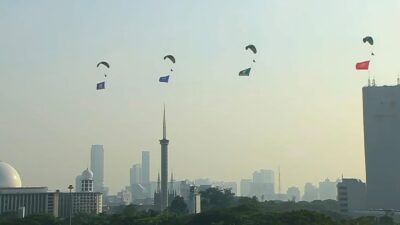 Aksi Spektakuler Langit Monas: Presiden Prabowo Saksikan 80 Penerjun Terbaik TNI, dari Satwa hingga Srikandi