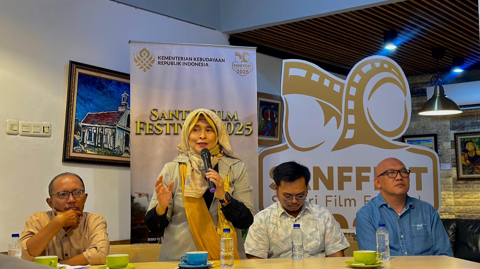 Neno Warisman dalam sebuah acara pameran lukisan tunggal Putra Gara di Ajang Pamer Darmin Duren Tiga