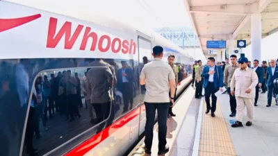 Presiden RI Prabowo Subianto kembali menaiki kereta cepat Whoosh menuju Stasiun Halim, Jakarta, dari Stasiun Padalarang, Bandung Barat, Kamis (7/8/2025). ANTARA/HO-Biro Pers Sekretariat Presiden
