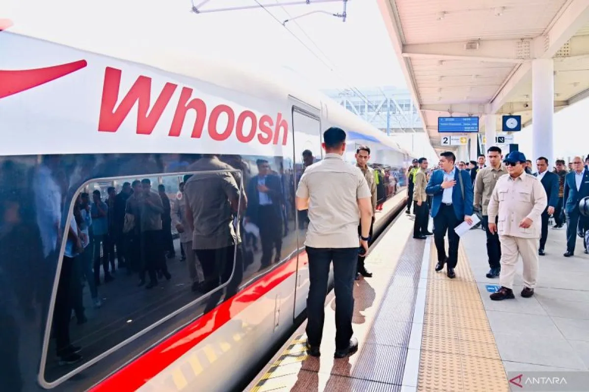 Presiden RI Prabowo Subianto kembali menaiki kereta cepat Whoosh menuju Stasiun Halim, Jakarta, dari Stasiun Padalarang, Bandung Barat, Kamis (7/8/2025). ANTARA/HO-Biro Pers Sekretariat Presiden