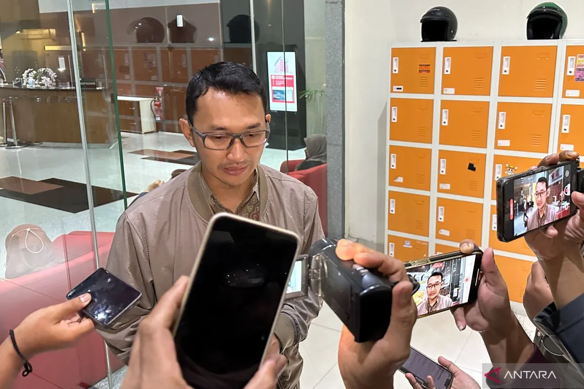 Juru Bicara Komisi Pemberantasan Korupsi Budi Prasetyo memberikan keterangan di Gedung Merah Putih KPK, Jakarta, Jumat (31/10/2025). (ANTARA/Rio Feisal)