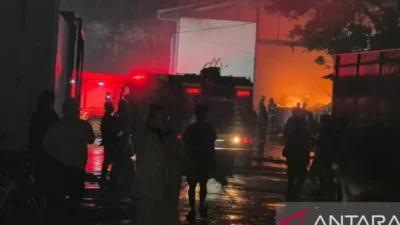 Tim gabungan berupaya memadamkan kebakaran yang membakar area pabrik di Cikancung, Kabupaten Bandung, pada Minggu malam (2/11) (ANTARA/Ilham Nugraha)