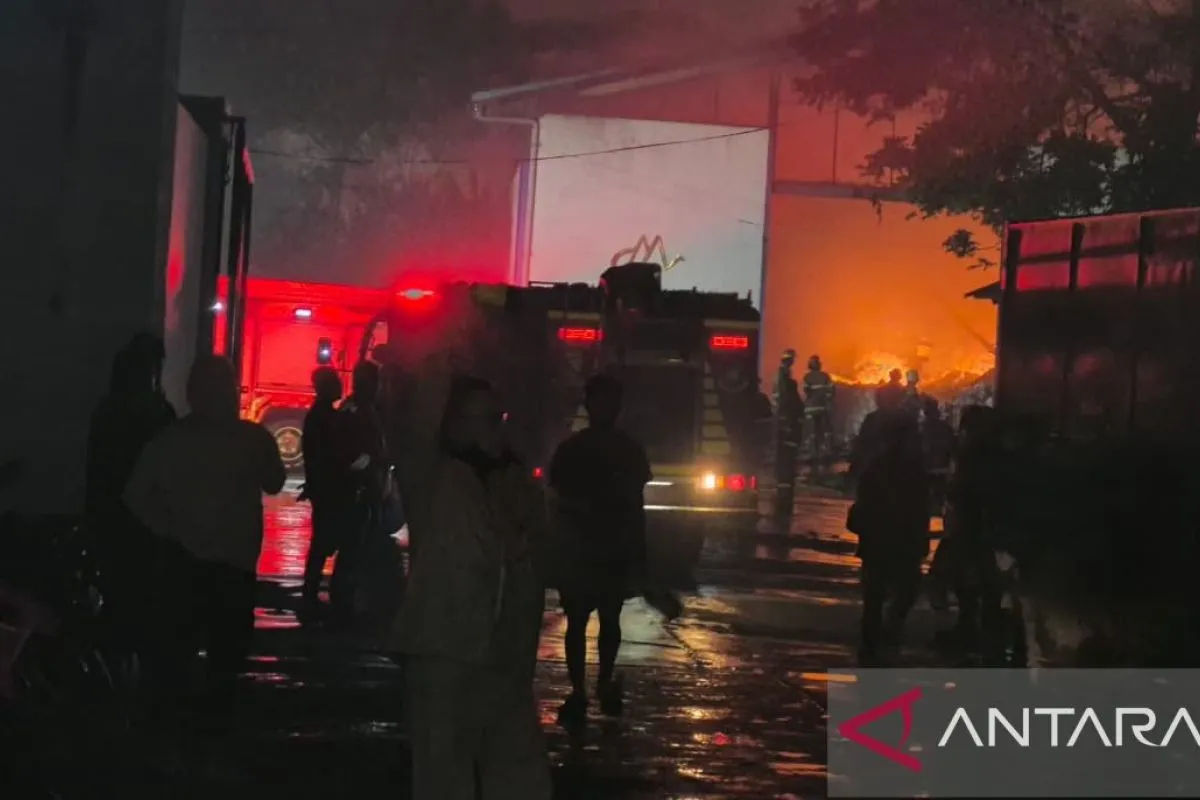 Tim gabungan berupaya memadamkan kebakaran yang membakar area pabrik di Cikancung, Kabupaten Bandung, pada Minggu malam (2/11) (ANTARA/Ilham Nugraha)