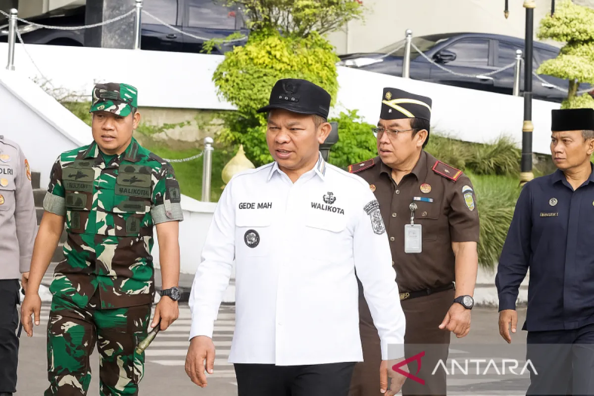 Gubernur Riau (Gubri) Abdul Wahid pimpin Apel Kebangsaan sekaligus resmi membentuk Satuan Tugas Pemutusan Hubungan Kerja (Satgas PHK) Provinsi Riau. Kegiatan ini digelar di halaman Kantor Gubernur, Rabu pagi (15/10/2025). KPK rilis Abdul Wahid kena OTT/(HO-Pemprov Riau)
