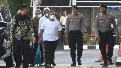 Gubernur Riau Abdul Wahid (ketiga kanan) bersama Kepala Dinas Pekerjaan Umum, Penataan Ruang, Perumahan, Kawasan Permukiman dan Pertanahan (PUPRPKPP) Provinsi Riau Muhammad Arif Setiawan (kedua kiri) dan Sekretaris Dinas PUPRPKPP Riau Ferry Yunanda (ketiga kiri) digiring petugas saat tiba di Gedung Merah Putih KPK, Jakarta, Selasa (4/11/2025). Komisi Pemberantasan Korupsi (KPK) membawa sembilan orang dalam operasi tangkap tangan (OTT) di Provinsi Riau pada Senin (3/11), salah satunya Gubernur Riau Abdul Wahid. ANTARA FOTO/Indrianto Eko Suwarso/rwa.