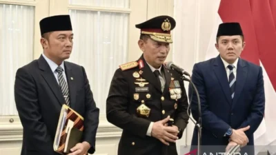 Kapolri Jenderal Pol. Listyo Sigit Prabowo (tengah) didampingi oleh Menteri Sekretaris Negara Prasetyo Hadi (kiri) dan Sekretaris Kabinet Teddy Indra Wijaya (kanan) di Istana Merdeka, Jakarta, Jumat (7/11/2025) memberikan keterangan mengenai ledakan di SMAN 72 Jakarta. ANTARA/Fathur Rochman.