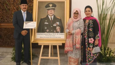 Anak Jenderal Besar TNI Soeharto, Siti Hardijanti Rukmana (kedua kanan), Siti Hediati Hariyadi (kanan) dan Bambang Trihatmodjo (kiri) berfoto saat menghadiri upacara penganugerahan gelar pahlawan nasional di Istana Negara, Jakarta, Senin (10/11/2025). Presiden Prabowo Subianto menganugerahkan pahlawan nasional kepada 10 tokoh di antaranya K.H. Abdurrahman Wahid, Jenderal Besar TNI Soeharto, dan aktivis buruh Marsinah sebagai upaya pemerintah dalam menghormati jasa para pendahulu dan pemimpin bangsa yang dinilai telah memberikan kontribusi besar bagi negara. ANTARA FOTO/Hafidz Mubarak A/nym.