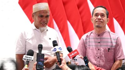 Dua guru asal Kabupaten Luwu Utara, Sulawesi Selatan, yaitu Drs. Abdul Moeis dan Drs. Rasnal, M.Pd, memberikan keterangan pers kepada awak media usai menerima surat rehabilitasi dari Presiden Prabowo Subianto pada Kamis, 13 November 2025, di Pangkalan TNI AU Halim Perdanakusuma Jakarta Foto: BPMI Setpres/Kris