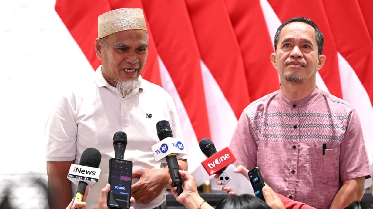 Dua guru asal Kabupaten Luwu Utara, Sulawesi Selatan, yaitu Drs. Abdul Moeis dan Drs. Rasnal, M.Pd, memberikan keterangan pers kepada awak media usai menerima surat rehabilitasi dari Presiden Prabowo Subianto pada Kamis, 13 November 2025, di Pangkalan TNI AU Halim Perdanakusuma Jakarta Foto: BPMI Setpres/Kris