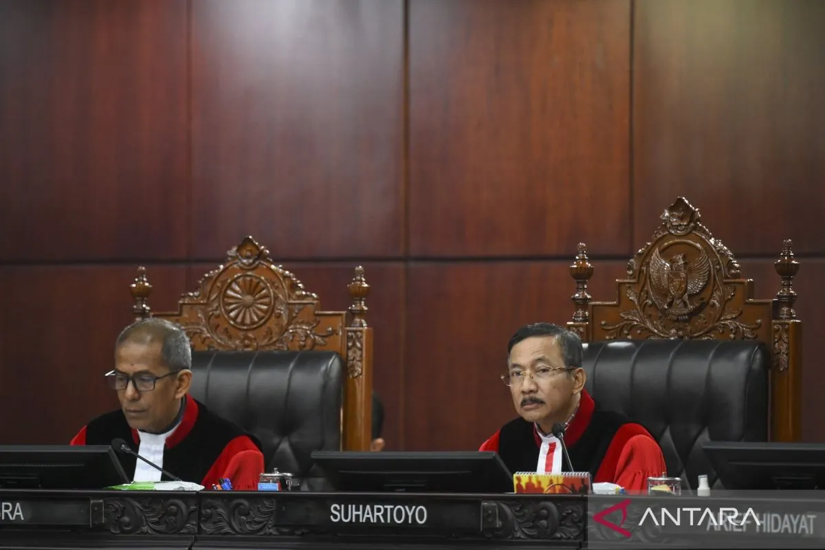 Ketua Mahkamah Konstitusi Suhartoyo (kanan) didampingi Wakil Ketua MK Saldi Isra memimpin sidang pembacaan putusan uji materiil UU Polri di Gedung MK, Jakarta, Kamis (13/11/2025). MK mengabulkan uji materiil terhadap pasal 28 ayat (3) UU No. 2 tahun 2002 tentang Kepolisian Negara Republik Indonesia sehingga kini anggota Polri aktif harus mengundurkan diri atau pensiun untuk menduduki jabatan di luar kepolisian. ANTARA FOTO/Hafidz Mubarak A/bar.