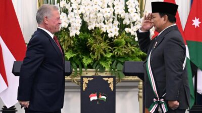 Presiden Republik Indonesia Prabowo Subianto menerima penghargaan “The Bejewelled Grand Cordon of Al Nahda (Order of the Renaissance)” dari Raja Kerajaan Yordania Hasyimiah, Raja Abdullah II ibn Al Hussein, di Istana Merdeka, Jakarta, pada Jumat, 14 November 2025. Foto: BPMI Setpres/Cahyo