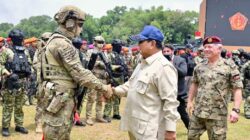 Presiden Republik Indonesia Prabowo Subianto dan Raja Kerajaan Yordania Hasyimiah, Raja Abdullah II ibn Al Hussein, menyaksikan langsung demonstrasi kemampuan drone kolaborasi Tentara Nasional Indonesia (TNI) dan Angkatan Bersenjata Yordania di Lapangan Tembak Djamsuri AU, Halim Perdanakusuma, Jakarta, pada Sabtu, 15 November 2025. Foto: BPMI Setpres/Rusman