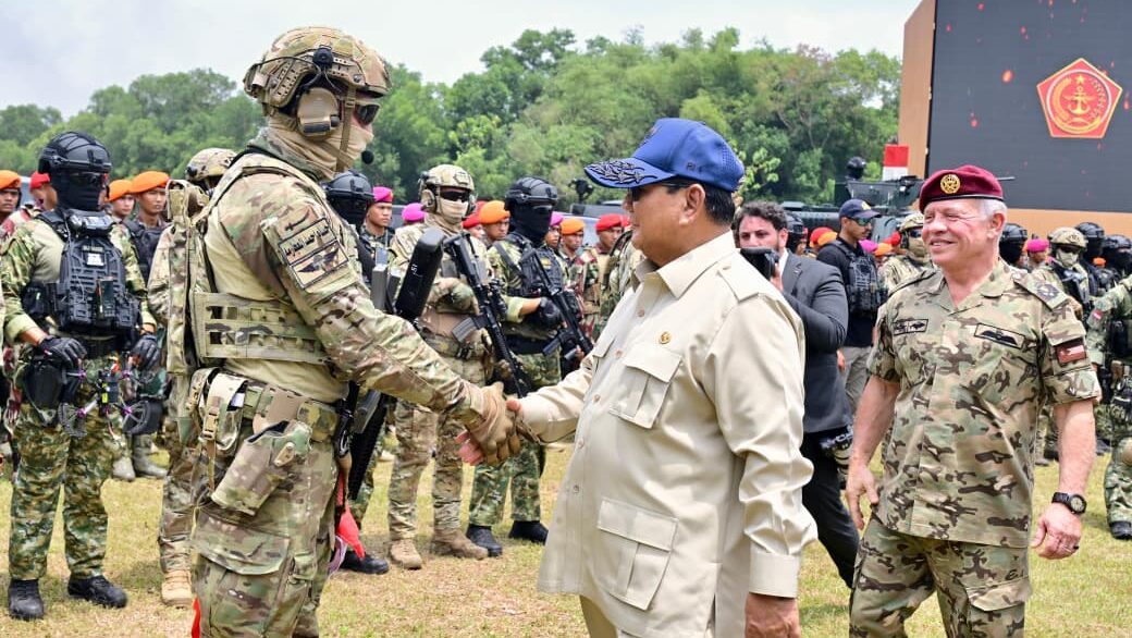 Presiden Republik Indonesia Prabowo Subianto dan Raja Kerajaan Yordania Hasyimiah, Raja Abdullah II ibn Al Hussein, menyaksikan langsung demonstrasi kemampuan drone kolaborasi Tentara Nasional Indonesia (TNI) dan Angkatan Bersenjata Yordania di Lapangan Tembak Djamsuri AU, Halim Perdanakusuma, Jakarta, pada Sabtu, 15 November 2025. Foto: BPMI Setpres/Rusman