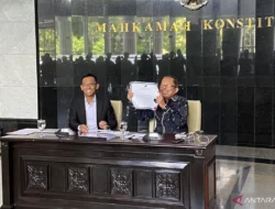 Hakim Konstitusi Arsul Sani Tepis Isu Ijazah Palsu dengan Tunjukkan Bukti Asli