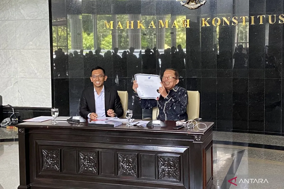 Hakim Konstitusi Arsul Sani (kanan) memperlihatkan ijazah aslinya dalam konferensi pers di Mahkamah Konstitusi, Jakarta, Senin (17/11/2025). ANTARA/Fath Putra Mulya