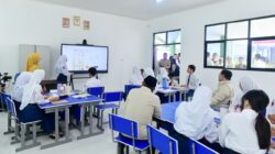 Presiden Prabowo Subianto meninjau pemanfaatan perangkat papan interaktif digital (PID) atau Interactive Flat Panel (IFP) dalam proses pembelajaran di SMPN 4 Kota Bekasi, pada Senin, 17 November 2025, saat acara peluncuran Program Digitalisasi Pembelajaran untuk Indonesia Cerdas. Foto: BPMI Setpres/Rusman