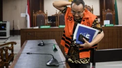 Mantan narapidana kasus suap penanganan perkara di Mahkamah Agung (MA) Nurhadi berjalan usai mengikuti sidang dengan agenda pembacaan dakwaan oleh Jaksa Penuntut Umum di Pengadilan Tipikor, Jakarta, Selasa (18/11/2025). Mantan Sekretaris Mahkamah Agung tersebut didakwa atas dugaan tindak pidana korupsi dan tindak pidana pencucian uang (TPPU) di lingkungan MA. ANTARA FOTO/Muhammad Adimaja/YU (ANTARA FOTO/MUHAMMAD ADIMAJA)