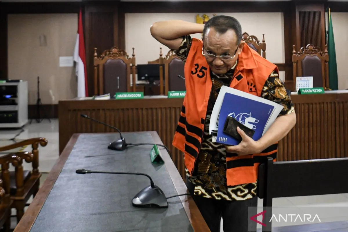 Mantan narapidana kasus suap penanganan perkara di Mahkamah Agung (MA) Nurhadi berjalan usai mengikuti sidang dengan agenda pembacaan dakwaan oleh Jaksa Penuntut Umum di Pengadilan Tipikor, Jakarta, Selasa (18/11/2025). Mantan Sekretaris Mahkamah Agung tersebut didakwa atas dugaan tindak pidana korupsi dan tindak pidana pencucian uang (TPPU) di lingkungan MA. ANTARA FOTO/Muhammad Adimaja/YU (ANTARA FOTO/MUHAMMAD ADIMAJA)