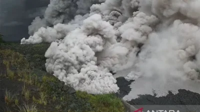 Luncuran awan panas dari erupsi Gunung Semeru di Lumajang, Jawa Timur, Rabu (19/11/2025). ANTARA/HO-CCTV BPBD Semeru/aa.