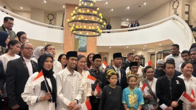 Wakil Presiden RI Gibran Rakabuming Raka disambut diaspora saat tiba di hotel tempat bermalam di Johannesburg, Afrika Selatan, Jumat (21/11/2025). ANTARA/Mentari Dwi Gayati.