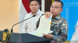 Wakil Ketua DPR RI Sufmi Dasco Ahmad memperlihatkan dokumen hak rehabilitasi dalam perkara ASDP yang ditandatangani Presiden RI Prabowo Subianto di Kantor Presiden, Jakarta, Selasa (25/11/2025). Dokumen itu diperlihatkan saat menyampaikan keterangan pers bersama Menteri Sekretaris Negara Prasetyo Hadi dan Sekretaris Kabinet Teddy Indra Wijaya terkait perkara ASDP. ANTARA/Andi Firdaus/aa.
