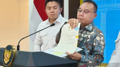 Wakil Ketua DPR RI Sufmi Dasco Ahmad memperlihatkan dokumen hak rehabilitasi dalam perkara ASDP yang ditandatangani Presiden RI Prabowo Subianto di Kantor Presiden, Jakarta, Selasa (25/11/2025). Dokumen itu diperlihatkan saat menyampaikan keterangan pers bersama Menteri Sekretaris Negara Prasetyo Hadi dan Sekretaris Kabinet Teddy Indra Wijaya terkait perkara ASDP. ANTARA/Andi Firdaus/aa.