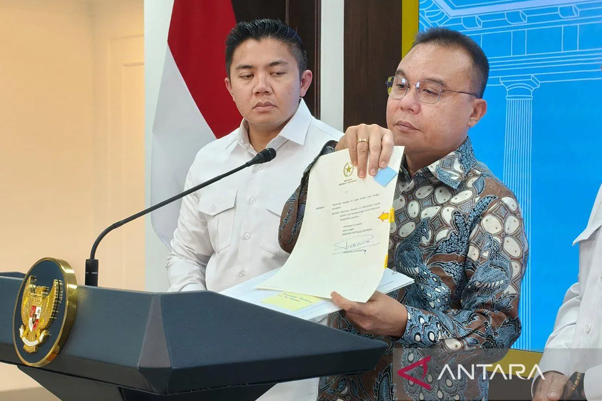 Wakil Ketua DPR RI Sufmi Dasco Ahmad memperlihatkan dokumen hak rehabilitasi dalam perkara ASDP yang ditandatangani Presiden RI Prabowo Subianto di Kantor Presiden, Jakarta, Selasa (25/11/2025). Dokumen itu diperlihatkan saat menyampaikan keterangan pers bersama Menteri Sekretaris Negara Prasetyo Hadi dan Sekretaris Kabinet Teddy Indra Wijaya terkait perkara ASDP. ANTARA/Andi Firdaus/aa.