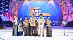 Presiden Prabowo Subianto foto bersama dengan penerima Anugerah Guru Indonesia 2025 pada acara Puncak Peringatan Hari Guru Nasional 2025 yang diselenggarakan di Indonesia Arena, Jakarta, pada Jumat, 28 November 2025. Foto: BPMI Setpres/Laily Rachev